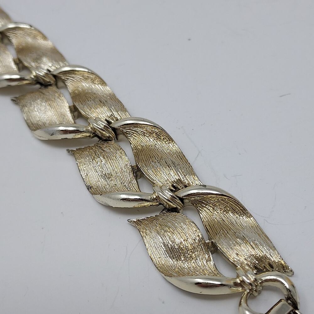Vintage Lisner Bracelet Textured Soft Light Gold Tone Textured Leaves Signed